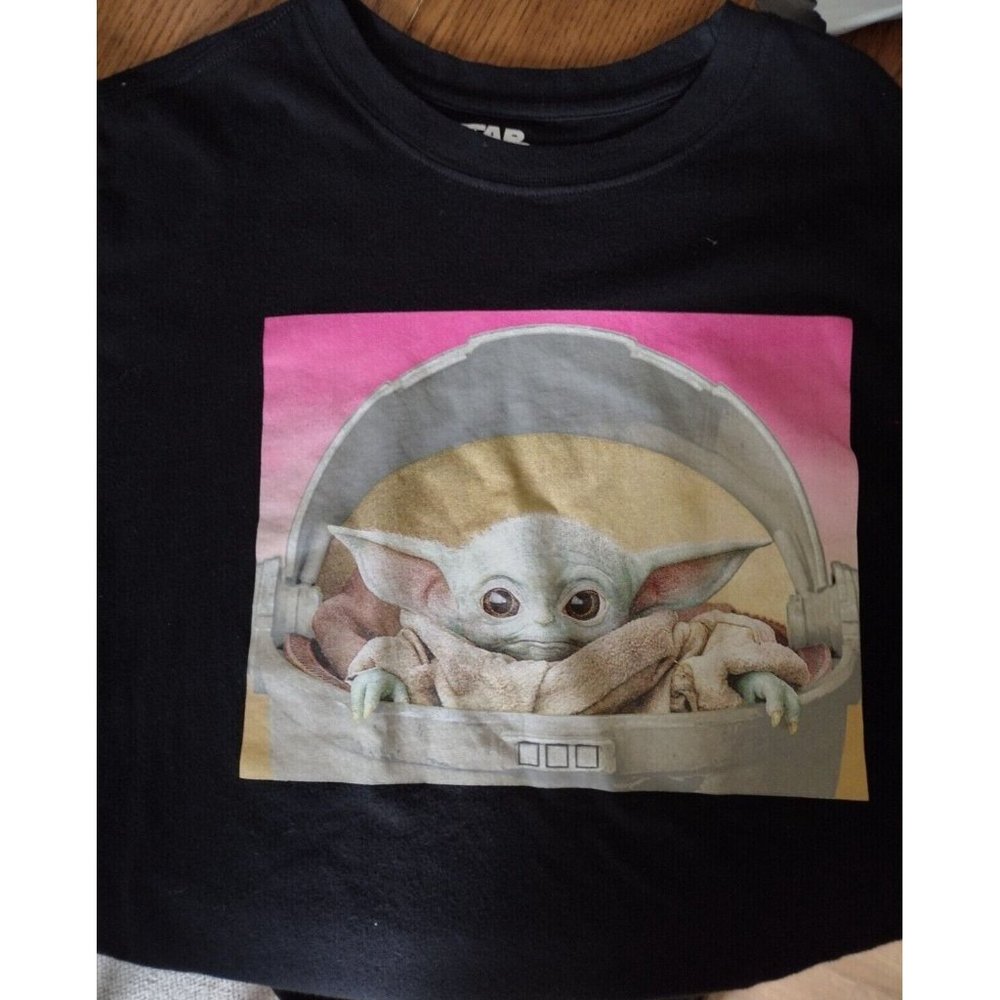 Preowned good condition Star Wars X-L kids Black baby Yoda Mandalorian t-shirt